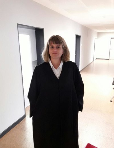 Rechtsanwältin-Annette-Deichmann-in-Robe